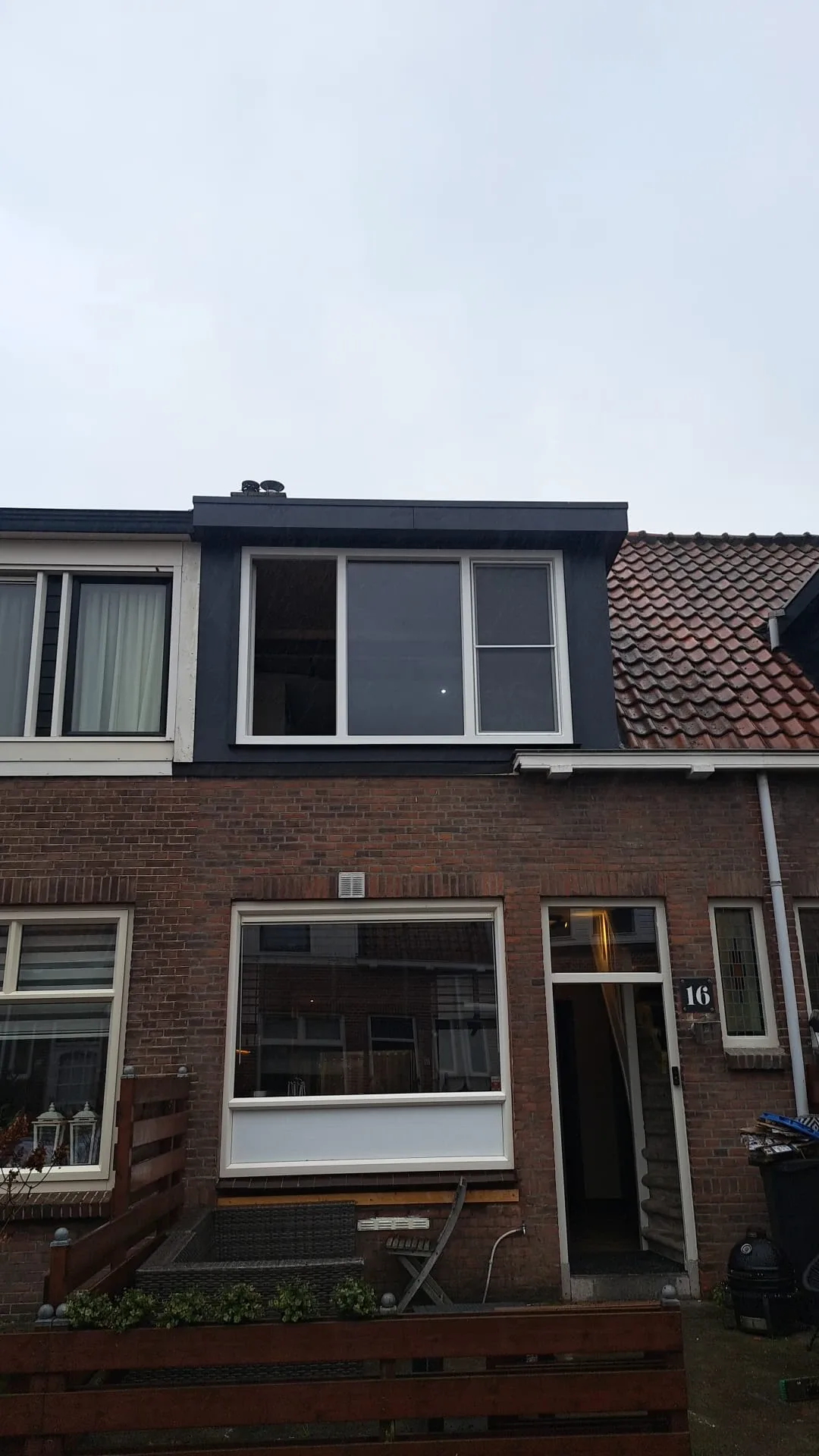 Dakkapel grenzend aan dakkapel buren